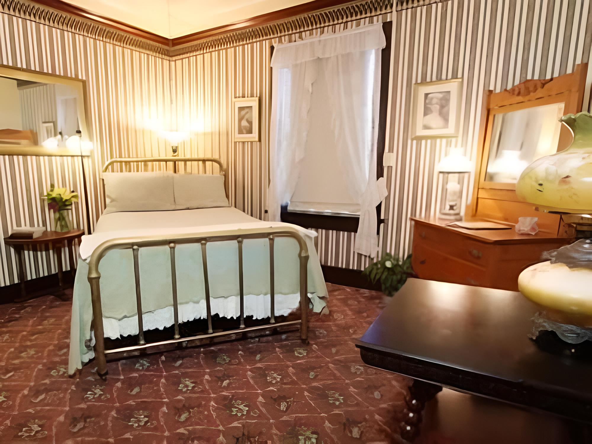 #01 Historic Queen Room photo 3