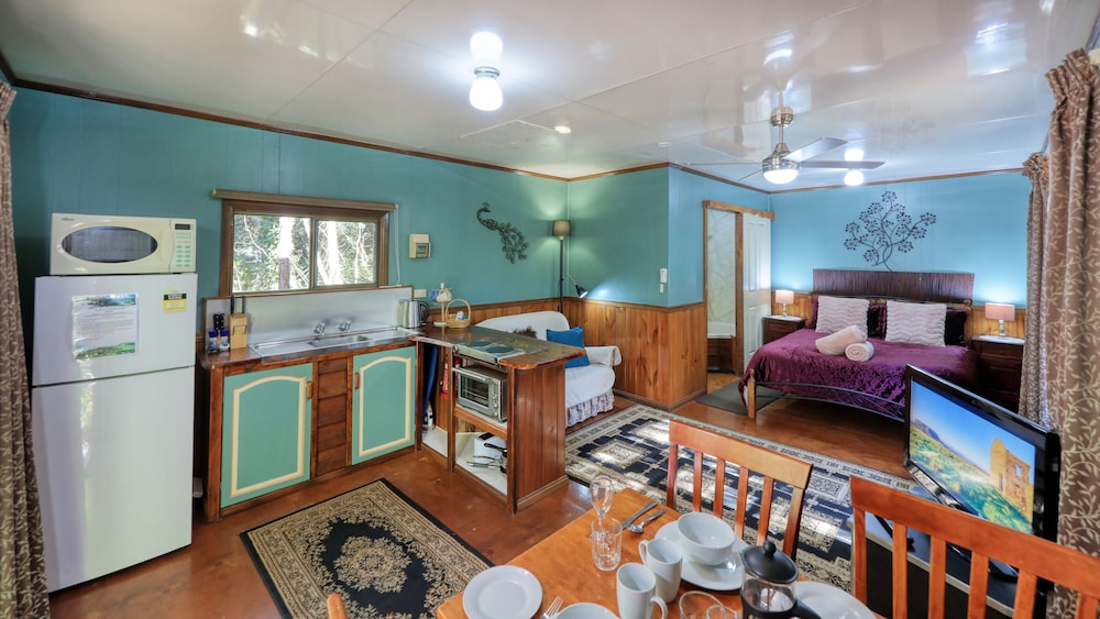 Honeymoon Suite, 1 Queen Bed, Non Smoking, Kitchenette (Honeymoon cottage) photo 2