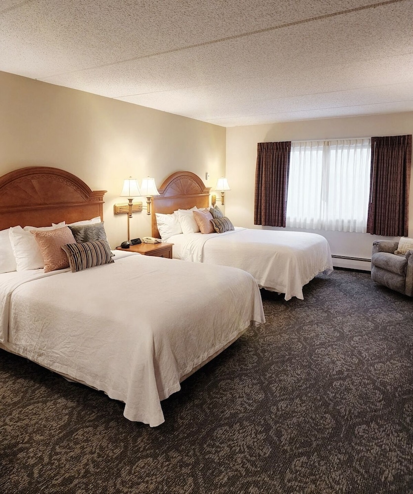 Premier Room, 2 Queen Beds, Non Smoking - Photo 3