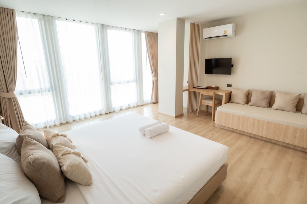Deluxe King Bed Room - Photo 11