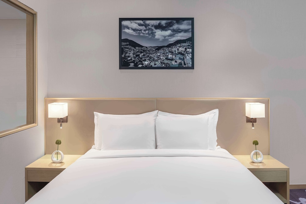 Deluxe Room, 1 King Bed, Mountain View (Avani) - Photo 4