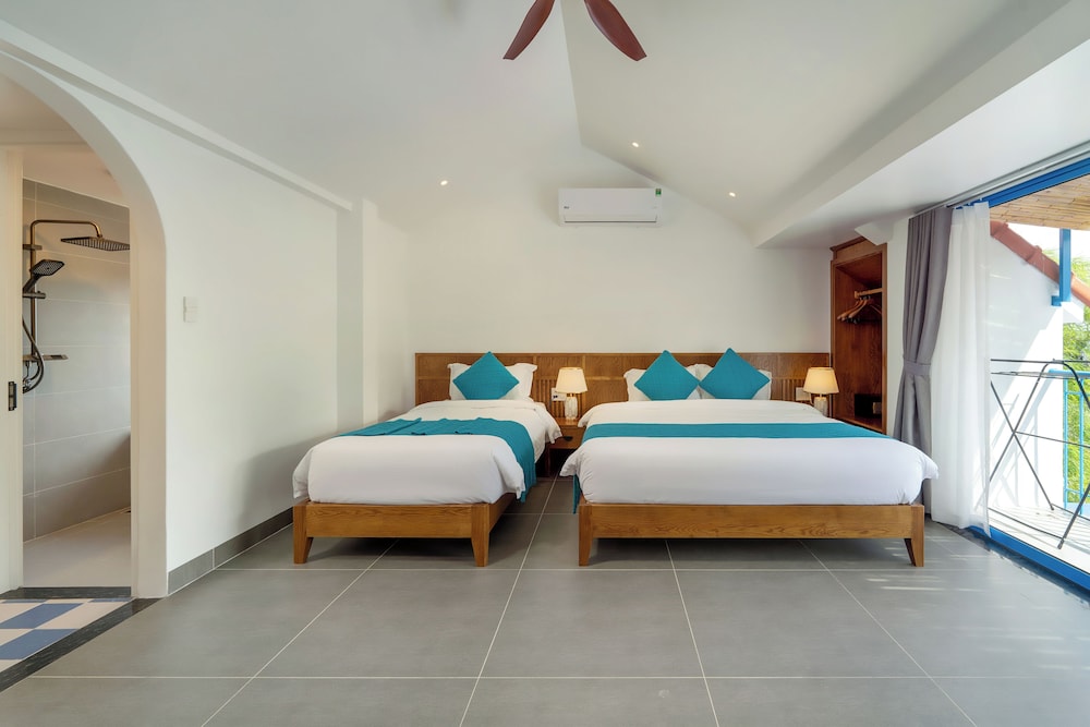 Superior Triple Room, Balcony, City View