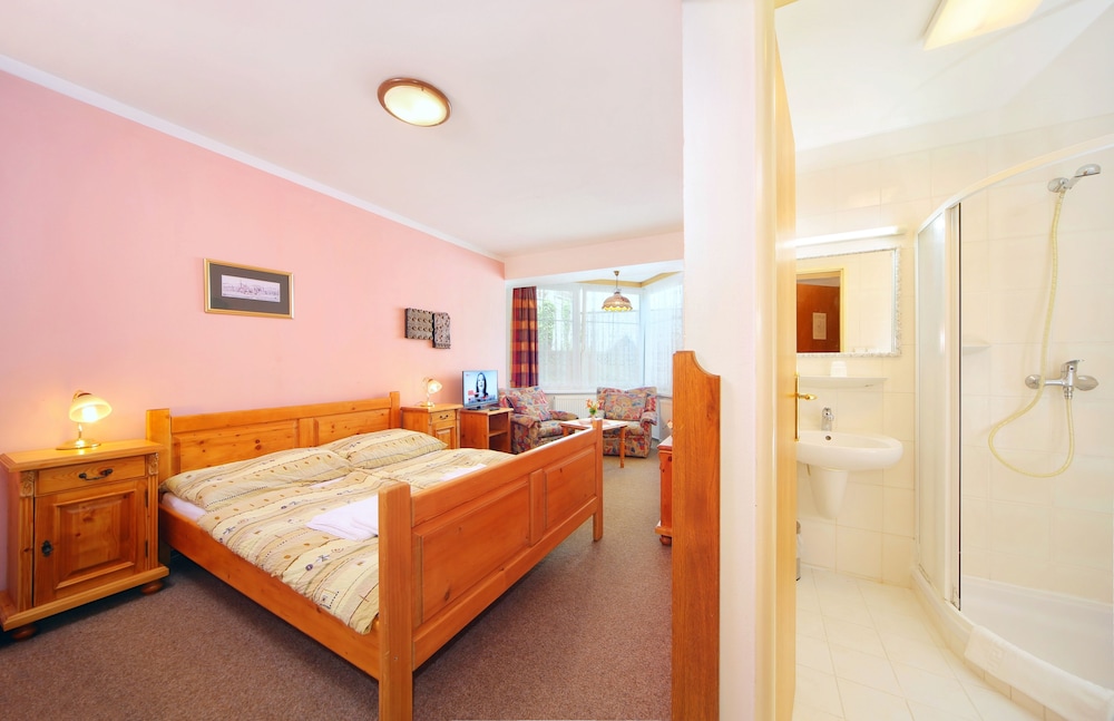 Classic Studio, 1 Queen Bed, Non Smoking photo 1