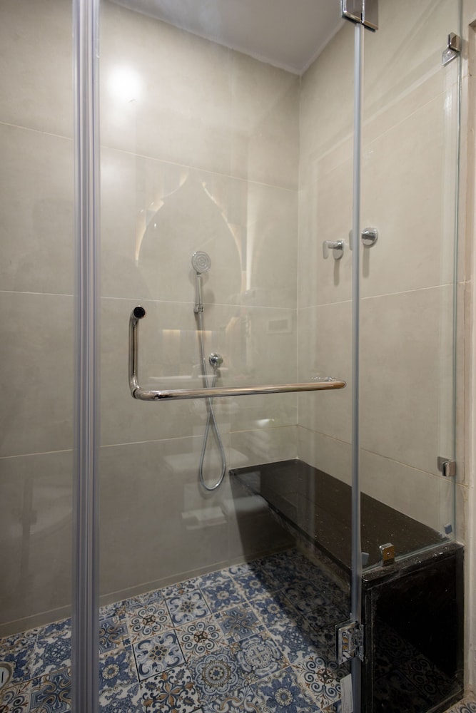 Luxurious moroccan Theme room with panoramic city view and Designer Bed photo 3