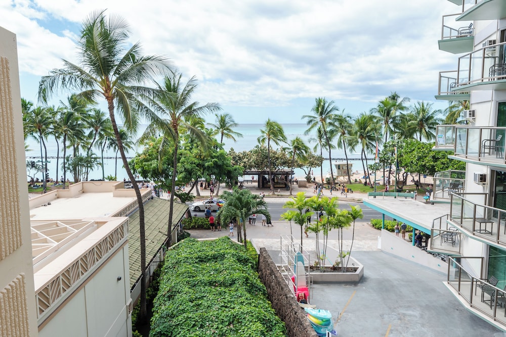 Aston Waikiki Beach Tower: Deluxe Condo, Lanai, Ocean View photo