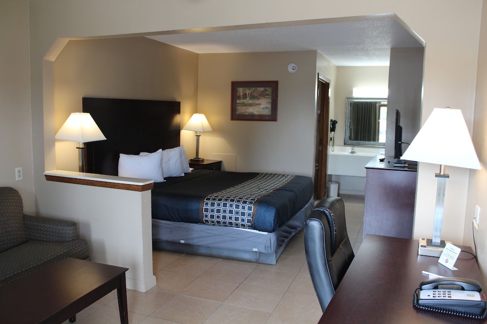 Deluxe Room, 1 King Bed, Refrigerator & Microwave, Poolside