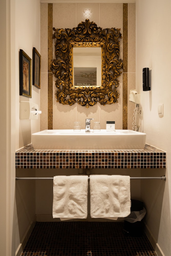 Junior Suite with Hot Tub - Photo 2