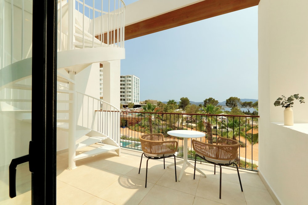 Junior Suite, Terrace (Signature Level, Rooftop Jacuzzi) - Club Access Included