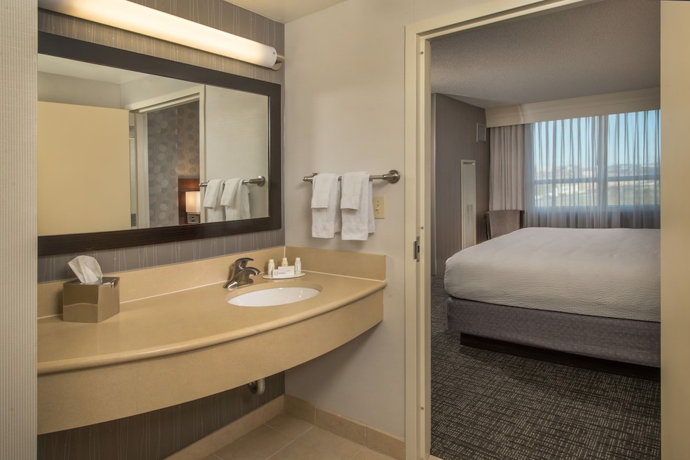 Suite, 1 King Bed with Sofa bed (Mobility/Hearing Access, Roll-in Shwr) - Photo 5