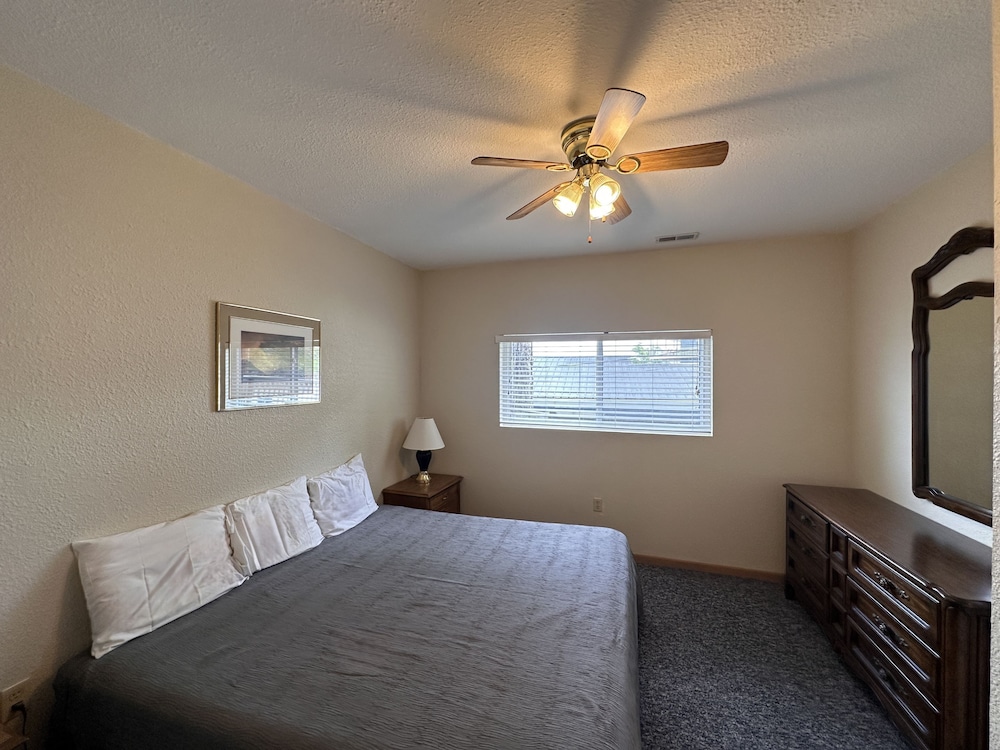 Deluxe Condo, 3 Bedrooms, 2 Bathrooms, Lakeside