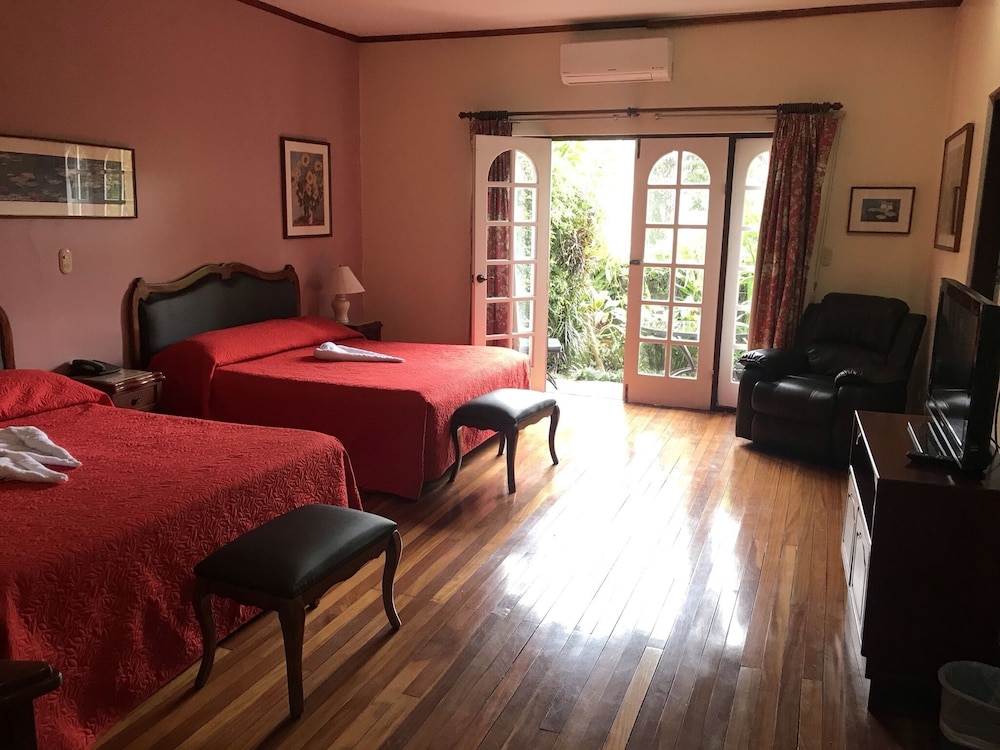 Deluxe Single Room, 2 Queen Beds, Patio, Garden View photo 1