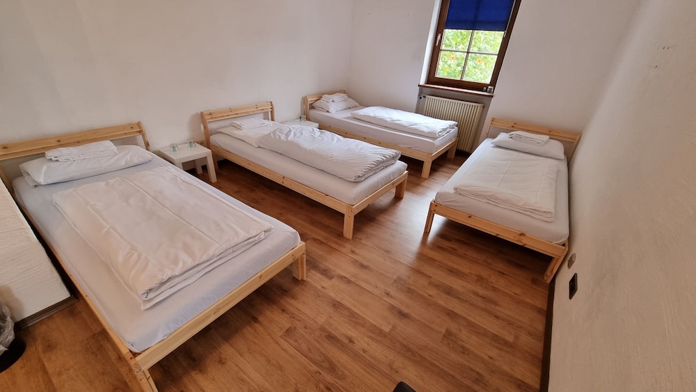 Economy Quadruple Room, Shared Bathroom (mit großem Balkon)