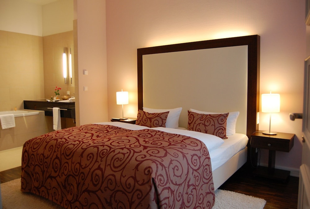 Junior Suite, 1 Bedroom, River View photo 2
