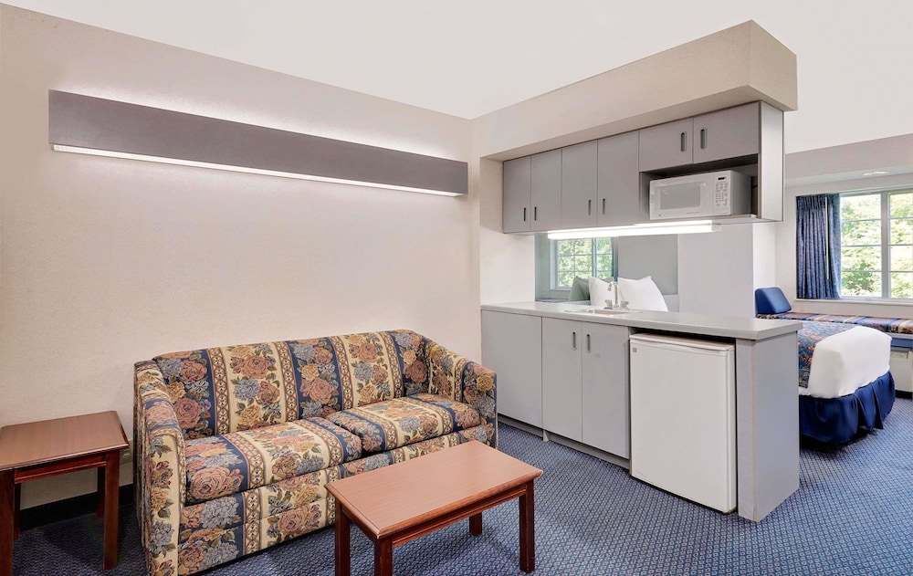Suite, 1 Queen Bed, Non Smoking photo 2