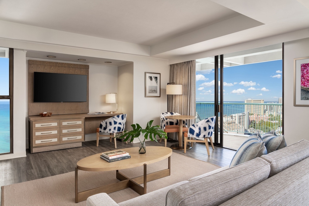 Renovated Corner Jr. Suite King, Tower thumbnail 6