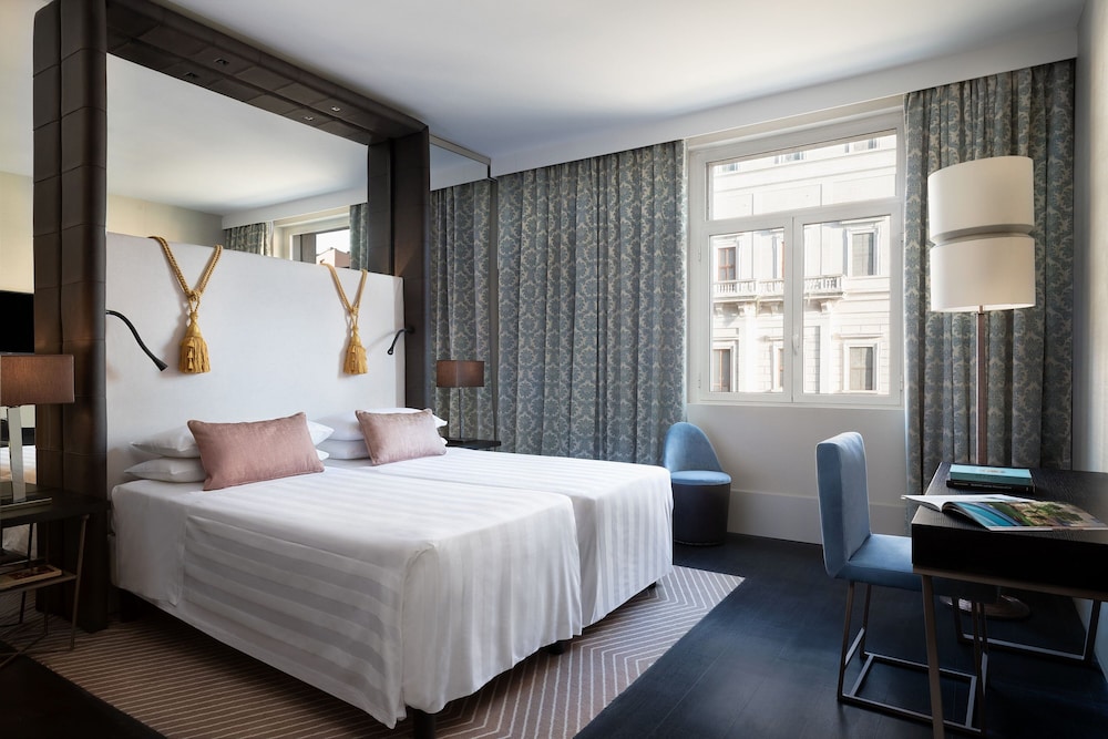 Deluxe Room, 1 King Bed, City View