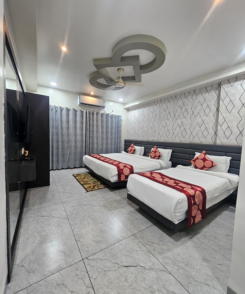 Luxury Three Bedroom - Photo 11