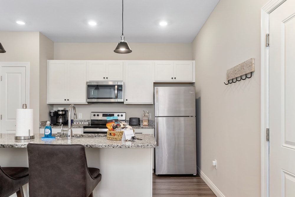 Powell Retreat Attached Garage Walk-in Shower, 사진 30