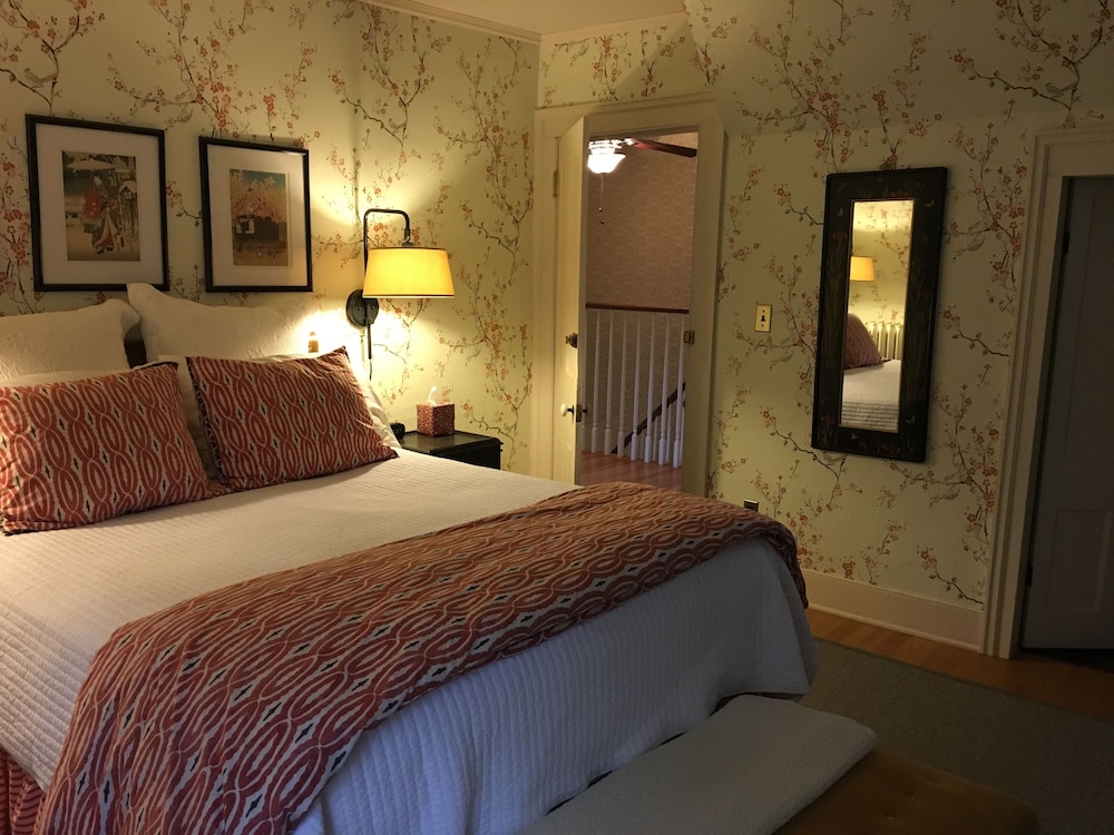 Deluxe Room, 1 Queen Bed, Ensuite (Apple Blossom) photo 2