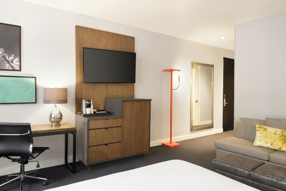 Room, 1 King Bed (Partial Water View) - Photo 2