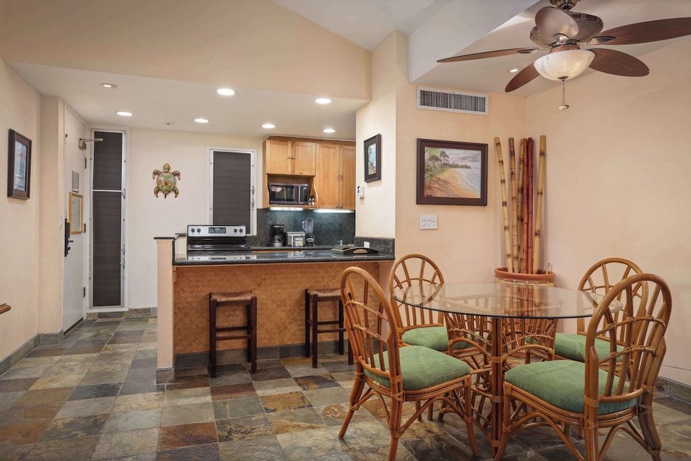 Premium Suite (1 Bedroom, Oceanside) - Photo 4