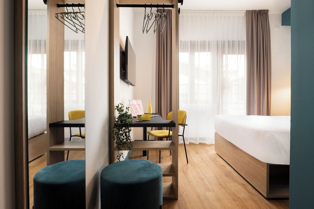 Standard Double or Twin Room, 1 Queen Bed - Photo 3
