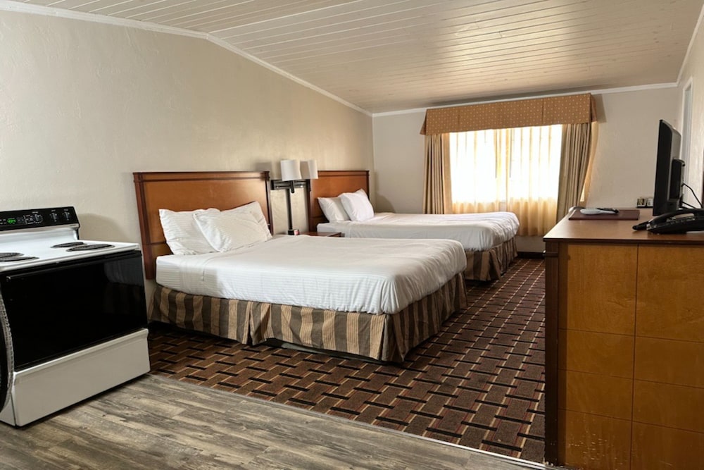 Room, 2 Queen Beds, Kitchenette photo 1