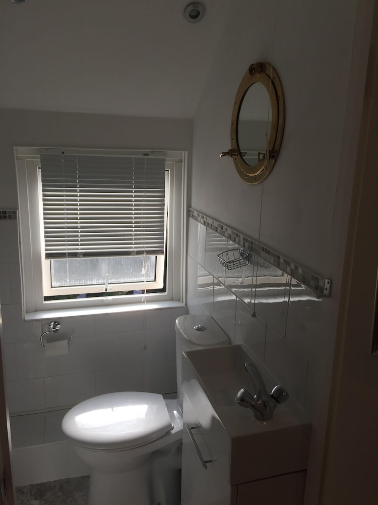 Apartment, Private Bathroom - Photo 6