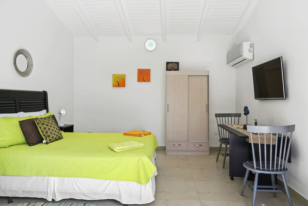 Chambre Junior, 1 très grand lit, vue piscine