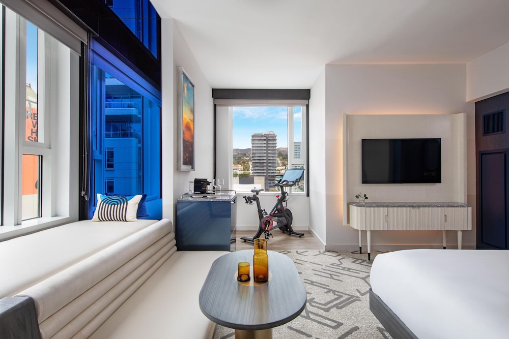 Deluxe Corner King Room with One King Bed (Non Smoking)