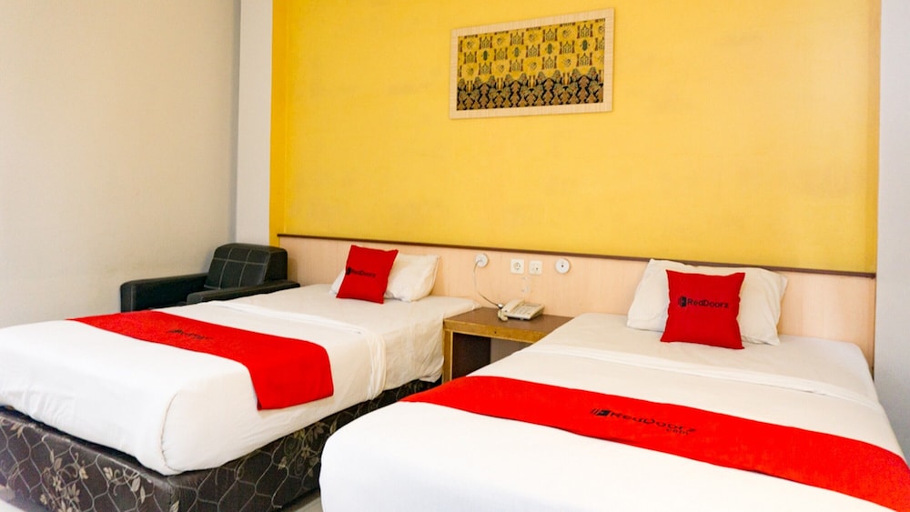 Premium Twin Room (Reddoorz) - Photo 3