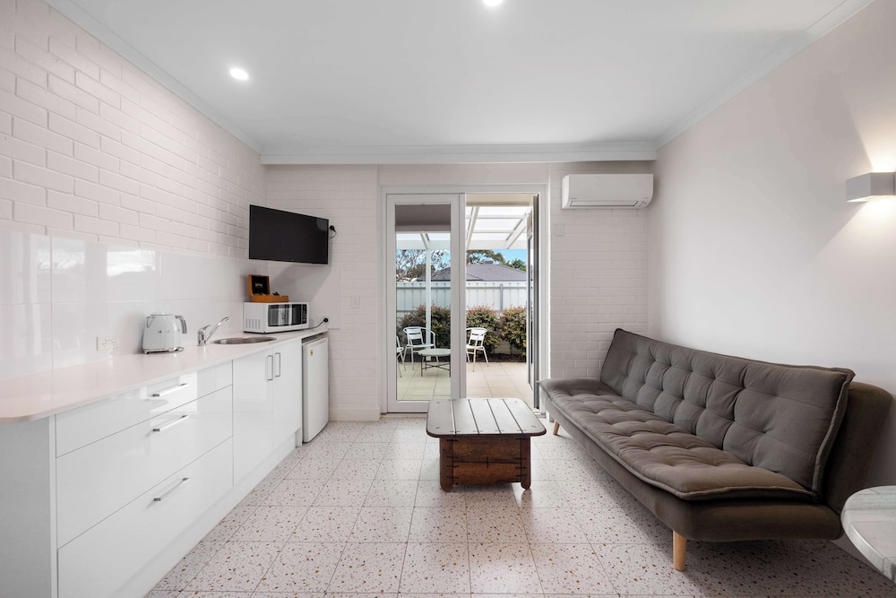 Standard Apartment, 1 Queen Bed, Kitchenette, Courtyard Area - Photo 4
