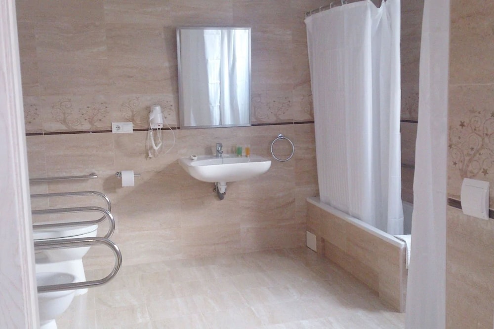 Room, 1 Queen Bed, Accessible photo 3