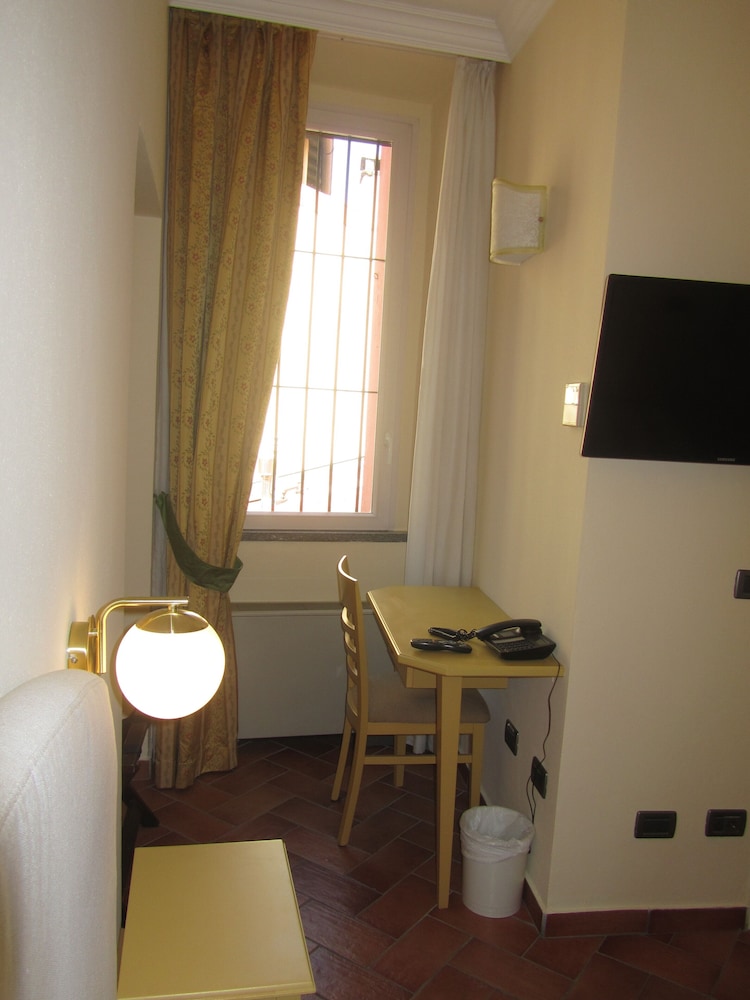 Double Room Single Use, 1 Large Twin Bed (Small) photo 3