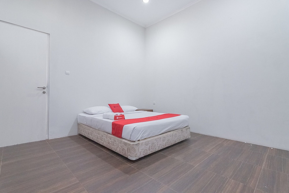Family Room (RedDoorz)