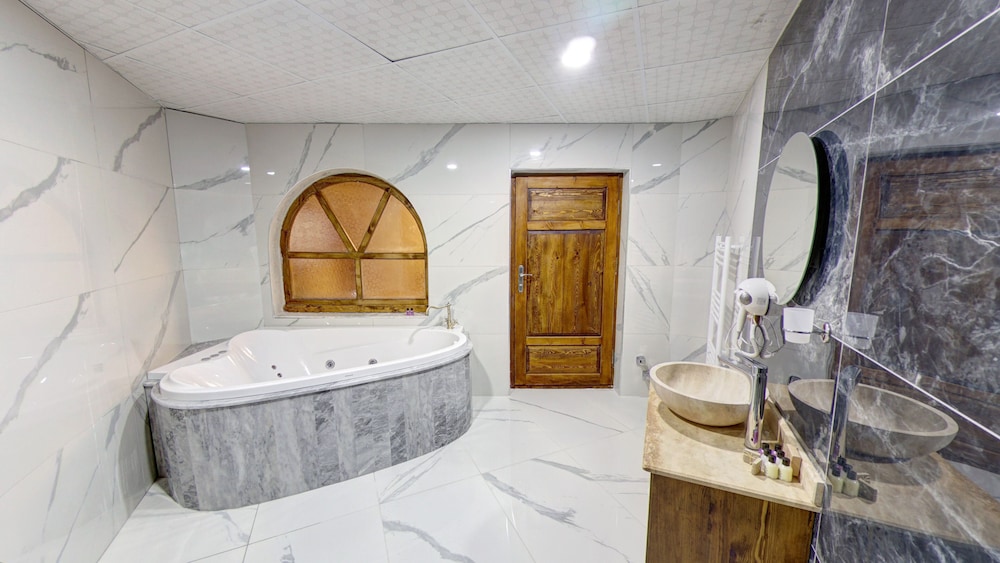 Luxury Suite photo 2