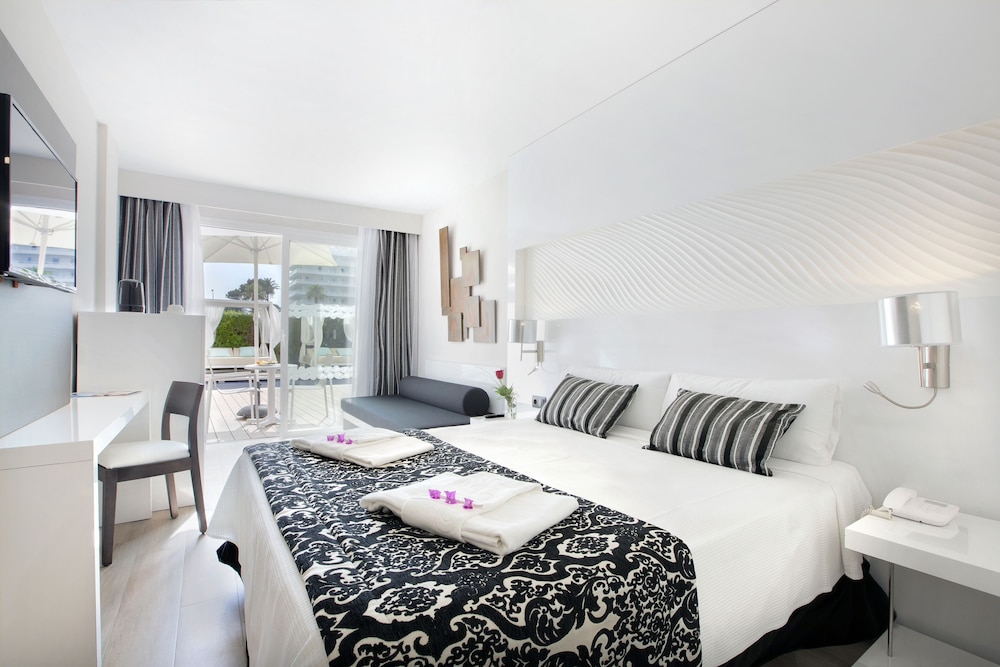 Junior Suite, Pool View (Swim Up, 3 Adults) photo 2
