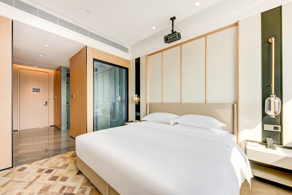 Deluxe King Bed Room photo 2