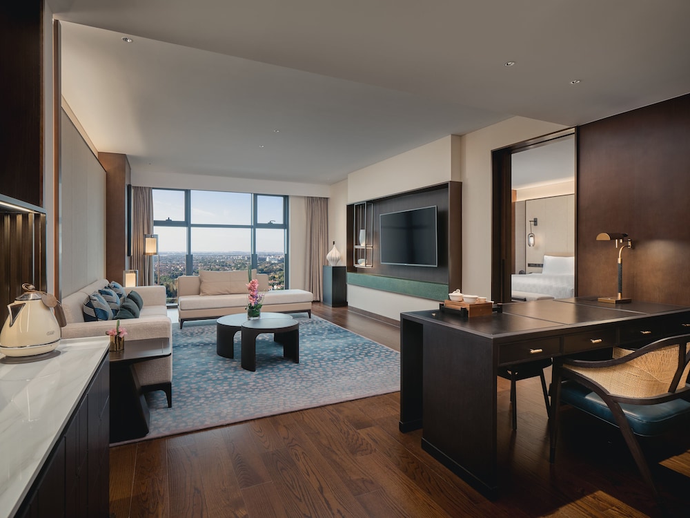 Suite, 1 Bedroom (Dining Area) - Photo 2