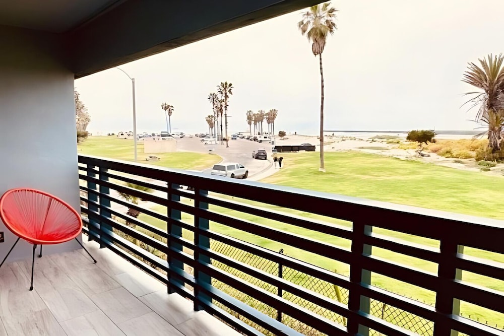 Premium 2 Queen beds with sofa sleeper ,ocean view- Non pet-friendly photo 1