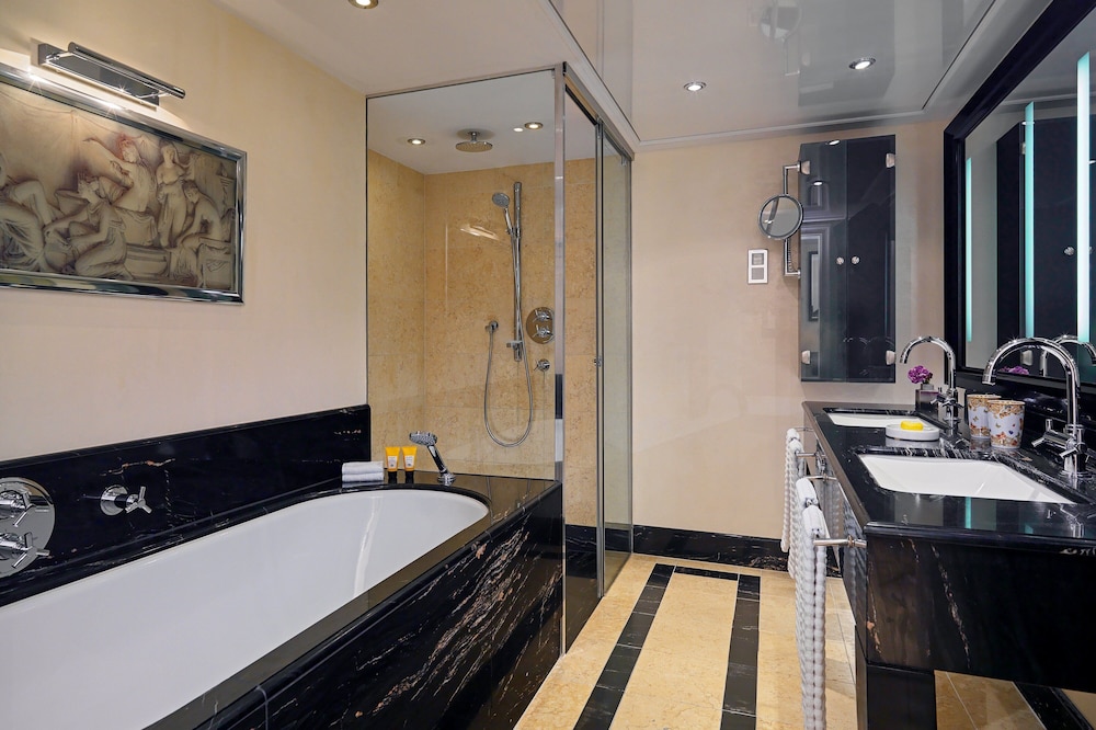 Signature Suite, 1 King Bed - Photo 20