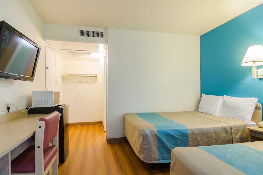 Standard Room, 2 Double Beds, Non Smoking, Refrigerator & Microwave photo 2