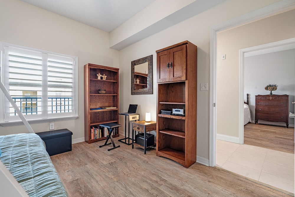Sunny 3BR Condo Steps to Beach Pool NSB FL, 사진 42