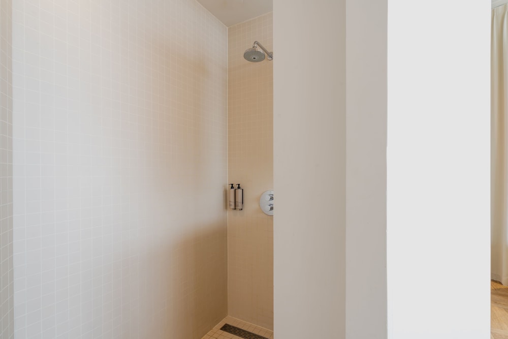 Junior Suite, 1 Twin Bed, Lake View thumbnail 6
