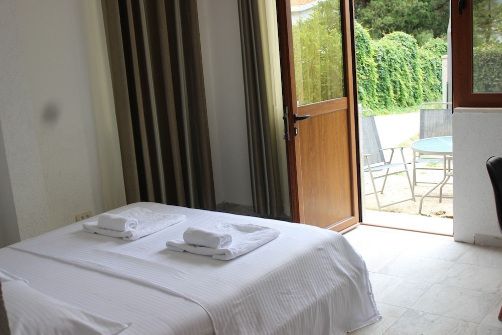 Comfort Studio, 1 Queen Bed, Non Smoking, Kitchenette