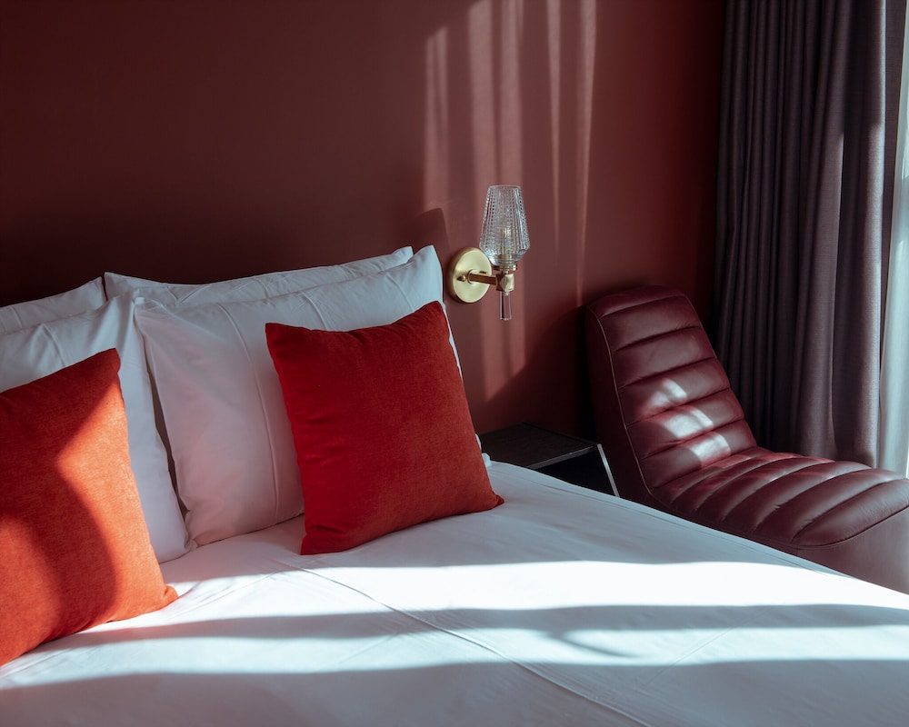 Hollywood Double Room, Bathtub