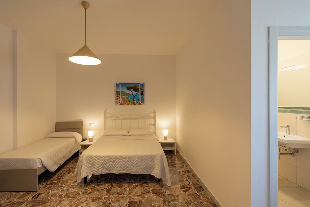 Triple Room, Private Bathroom, Sea View photo 3