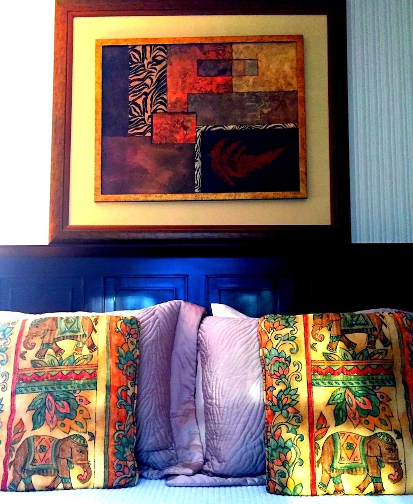 Room, 1 Queen Bed, Fireplace, Courtyard Area photo 2