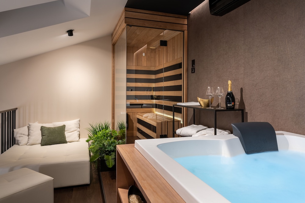 Deluxe Spa Room with Jacuzzi and Sauna