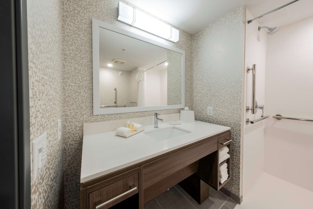 Studio, 2 Queen Beds, Accessible (Mobility & Hearing, Roll-in Shower) - Photo 10
